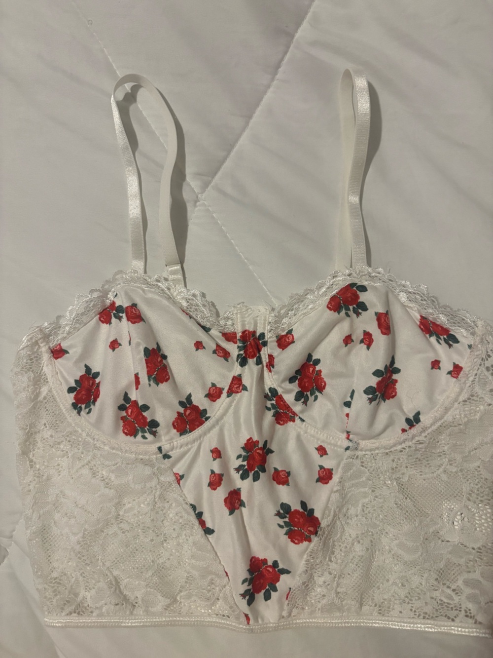 White Floral Lace Trim Cami Bralette – Red Rose Print 🌹🤍
